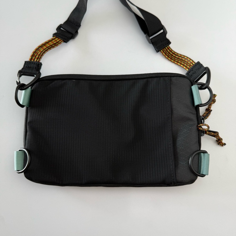 NWOT Chums Rover Crossbody Sling Bag Unisex in Western Black - Picture 5 of 10